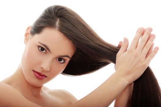 Besser die Haare regelmässig pflegen, als nachher Reparaturversuche zu unternehmen.