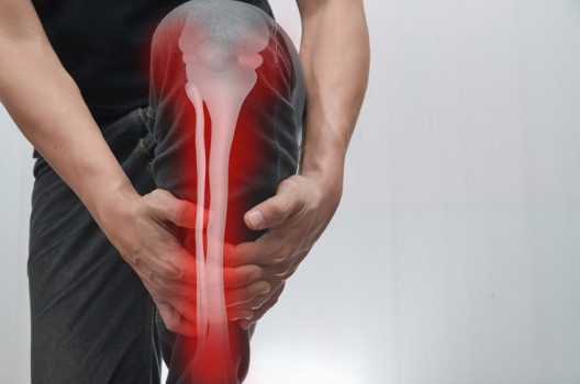 Wärmepflaster wirken wohltuend, weil sie über einen längeren Zeitraum hinweg Wärme abgeben. (Bild: phugunfire – shutterstock.com)