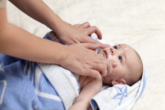 Babys und Kleinkinder sind durch Schadstoffe in Kosmetika besonders gefährdet. (Bild: Chubykin Arkady – shutterstock.com)