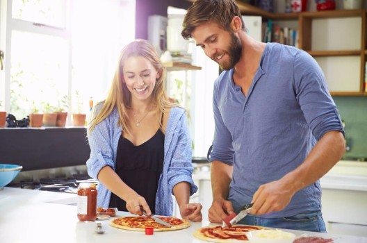 Bei echtem Hunger muss etwas „Richtiges“ in den Magen. (Bild: © Monkey Business Images - shutterstock.com)