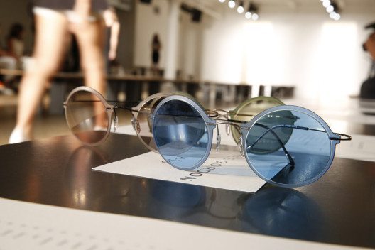 Die Sonnenbrillen hat der Modedesigner in Zusammenarbeit mit der österreichischen Brillenmanufaktur Silhouette geschaffen. (Bild: Linda Gaunt Communications)