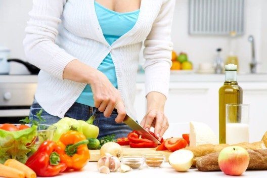 3 x pro Woche gehst du direkt, wenn du von der Arbeit kommst, draussen spazieren. Danach freust du dich auf ein leichtes, leckeres Essen. (Bild: © YanLev - shutterstock.com)