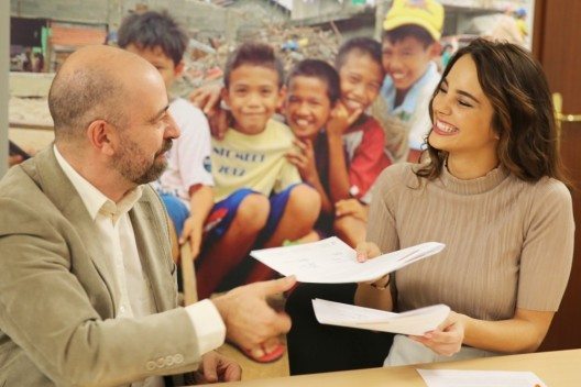 Laetitia Guarino: Gestern noch Miss Schweiz, heute Botschafterin des Schweizer Kinderhilfswerks Terre des hommes. Mit Tdh-Geschäftsleiter Vito Angelillo. (Bild: © obs/Fondation Terre des hommes/© Tdh)