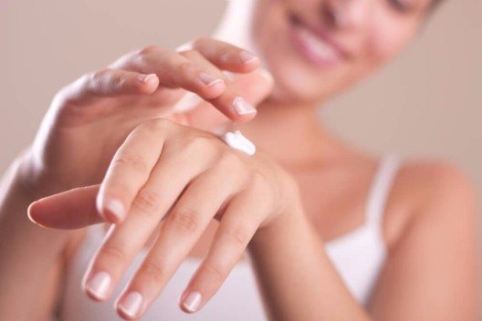 Eine Handcreme mit intensiv pflegenden Inhaltsstoffen wird zum besten Freund in der kalten Jahreszeit. (Bild: © petrunjela - shutterstock.com)