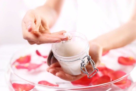 Von Zeit zu Zeit freuen sich die Hände über ein Peeling. (Bild: © Robert Przybysz - shutterstock.com)