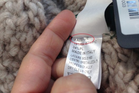 Gesetzesverstoss: Mütze mit echtem Pelzbommel als FAUX FUR beschriftet. (Bild: obs/Zürcher Tierschutz)