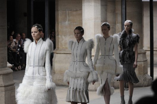 Alexander McQueen sorgte auf seinen Schauen immer gerne für Aufsehen. (Bild: FashionStock.com – Shutterstock.com)