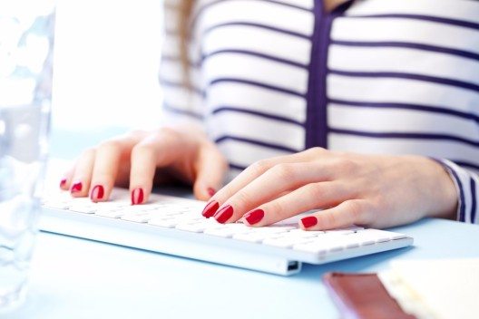 Mit dem passenden Styling garantieren die Fingerspitzen einen formvollendeten Auftritt. (Bild: © Gyorgy Barna - shutterstock.com)