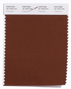 PANTONE 18-1028 Emperador: Das satte und an Schokolade erinnernde Emperador fügt der Frühjahrspalette 2018 Stärke und Substanz hinzu.