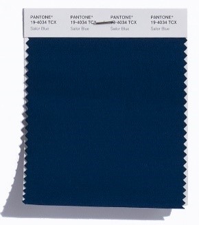 PANTONE 19-4034 Sailor Blue: Ein Marine-Ton wie Sailor Blue ist ein Grundstein der Garderobe und findet sich auch auf der klassischen Palette wieder.